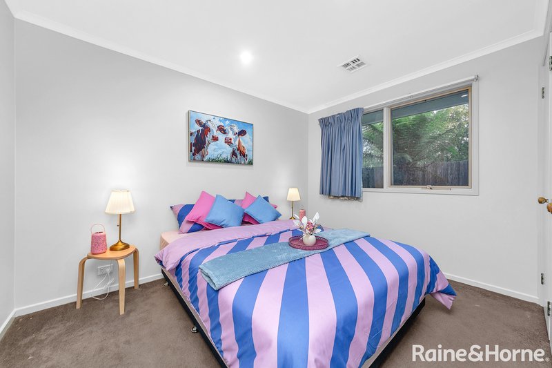 Photo - 7 Foxglove Court, Cranbourne North VIC 3977 - Image 3