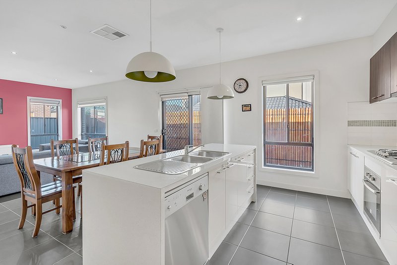 Photo - 7 Galton Circuit, Craigieburn VIC 3064 - Image 3