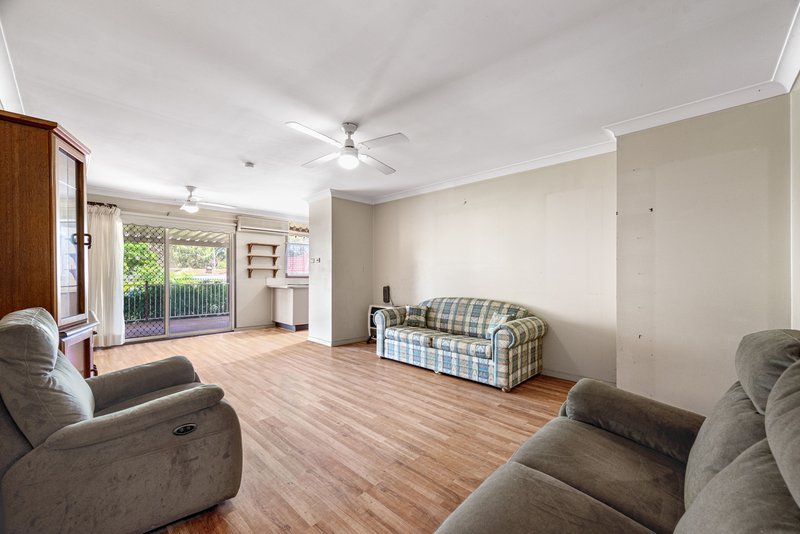 Photo - 7 Gentian Avenue, Macquarie Fields NSW 2564 - Image 4