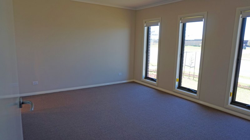 Photo - 7 Golden Whistler Avenue, Aberglasslyn NSW 2320 - Image 6