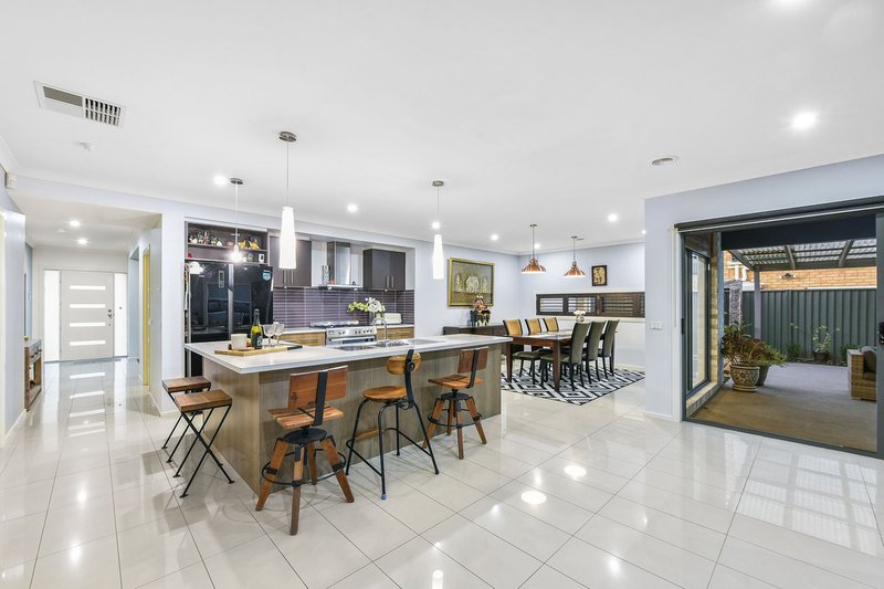 Photo - 7 Greenside Crescent, Keysborough VIC 3173 - Image 4