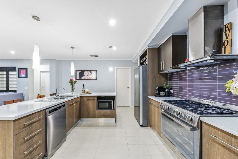 Photo - 7 Greenside Crescent, Keysborough VIC 3173 - Image 6