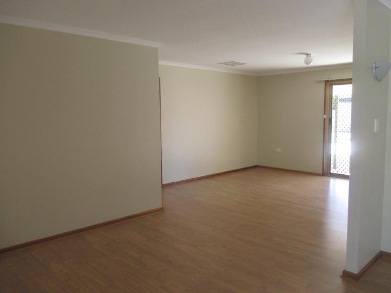 Photo - 7 Gregory Street, Roxby Downs SA 5725 - Image 2