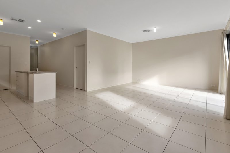 Photo - 7 Guineas Place, St Clair SA 5011 - Image 2