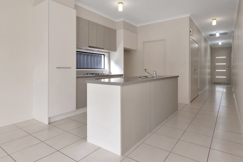 Photo - 7 Guineas Place, St Clair SA 5011 - Image 3