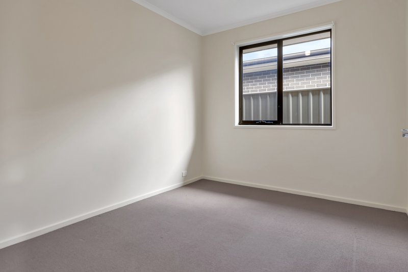 Photo - 7 Guineas Place, St Clair SA 5011 - Image 4