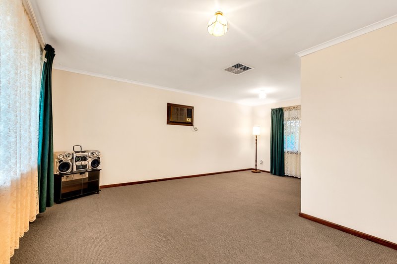 Photo - 7 Gurumbi Crescent, Munno Para SA 5115 - Image 6