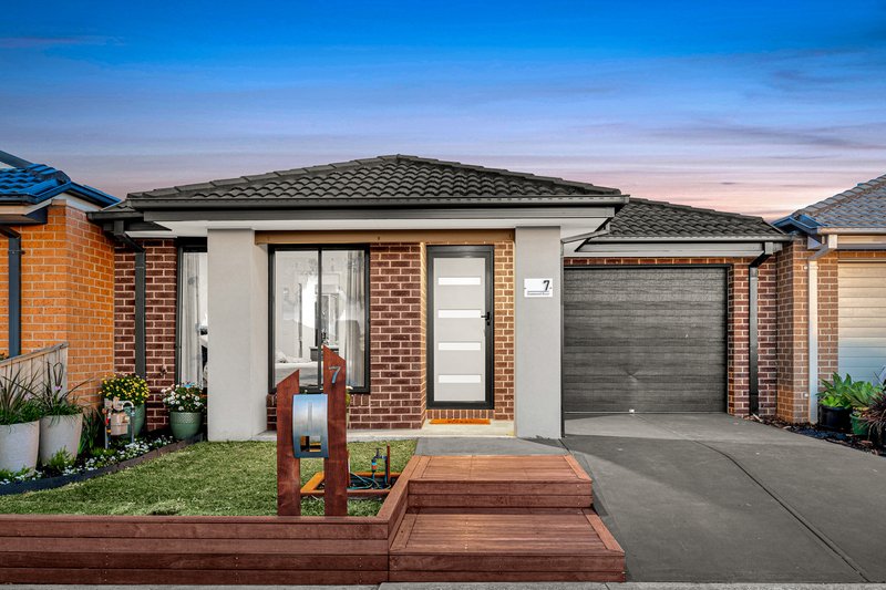 7 Hammond Road, Cranbourne West VIC 3977