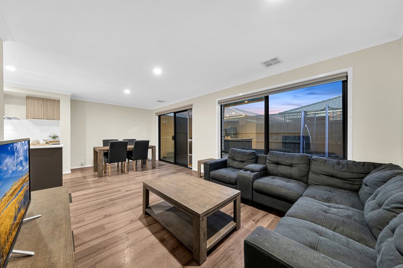 Photo - 7 Hammond Road, Cranbourne West VIC 3977 - Image 9