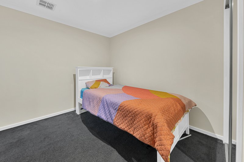 Photo - 7 Hammond Road, Cranbourne West VIC 3977 - Image 11