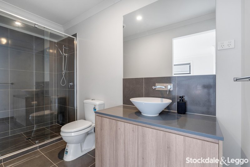 Photo - 7 Hanover Way, Mickleham VIC 3064 - Image 7