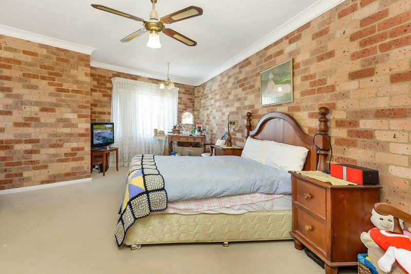 Photo - 7 Harden Crescent, Georges Hall NSW 2198 - Image 5