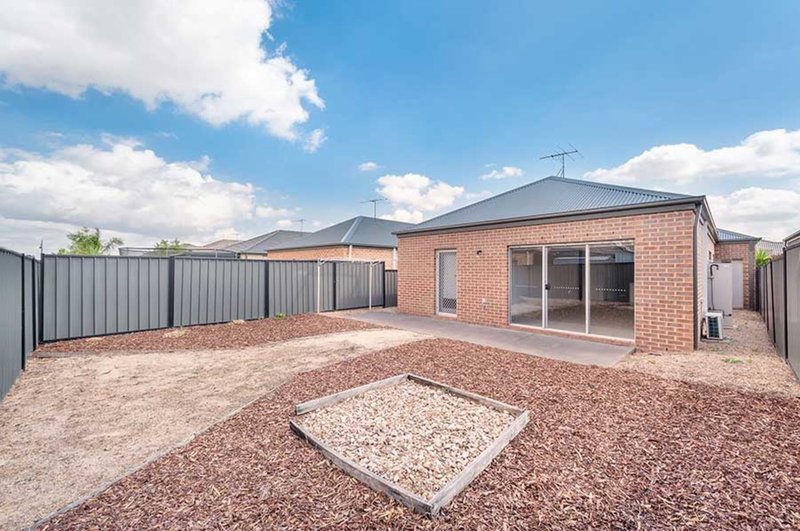 Photo - 7 Hartow Street, Craigieburn VIC 3064 - Image 6