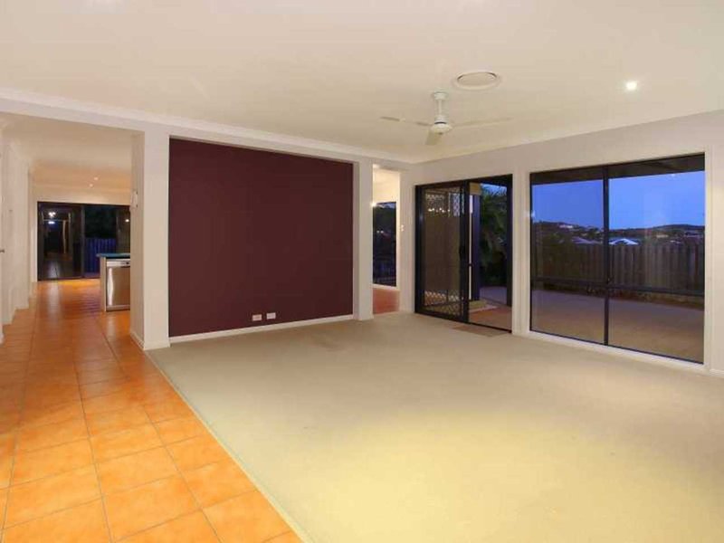 Photo - 7 Hawker Street, Pacific Pines QLD 4211 - Image 12