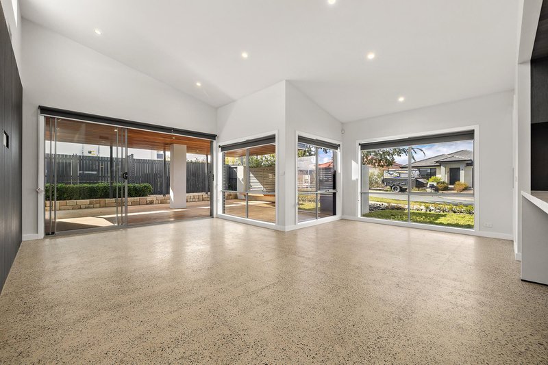 Photo - 7 Helby Street, Harrison ACT 2914 - Image 3