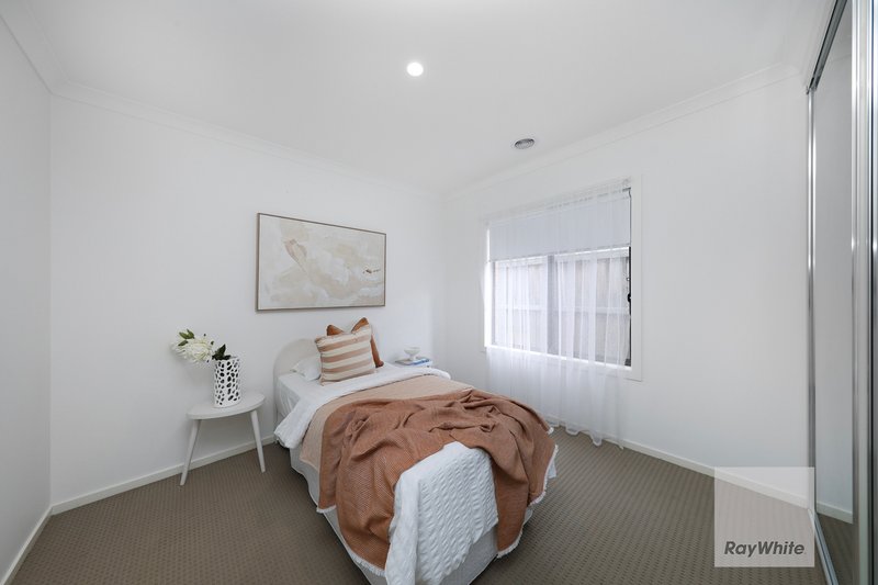 Photo - 7 Henna Avenue, Greenvale VIC 3059 - Image 11