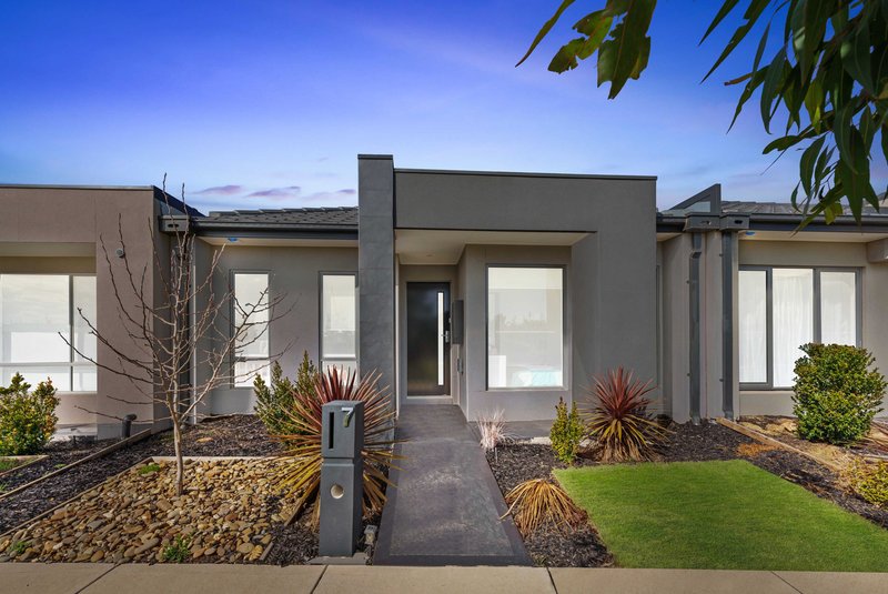 Photo - 7 Holborn Path, Wyndham Vale VIC 3024 - Image 2