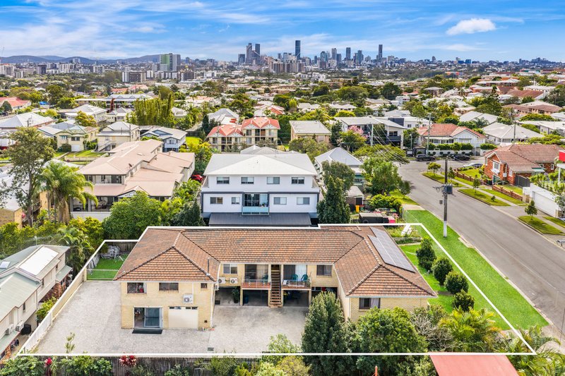 Photo - 7 Holland Street, Greenslopes QLD 4120 - Image 1