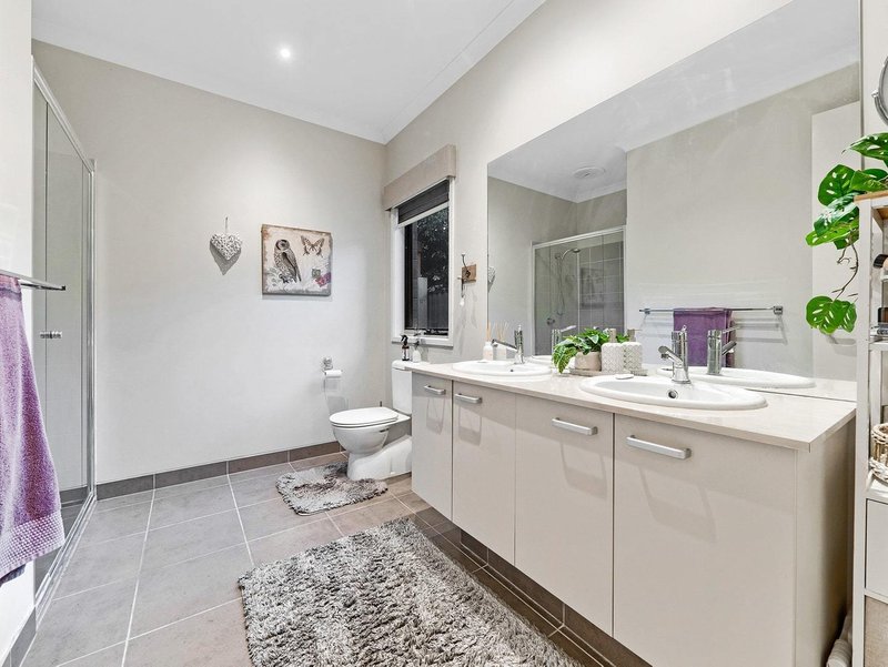 Photo - 7 Holsteiner Terrace, Clyde North VIC 3978 - Image 12