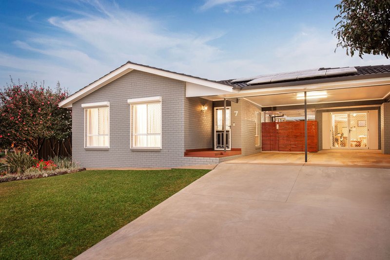 Photo - 7 Holt Place, Wodonga VIC 3690 - Image 2