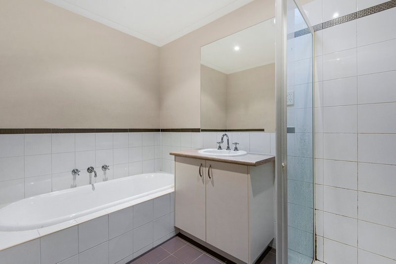 Photo - 7 Hummingbird Place, South Morang VIC 3752 - Image 13