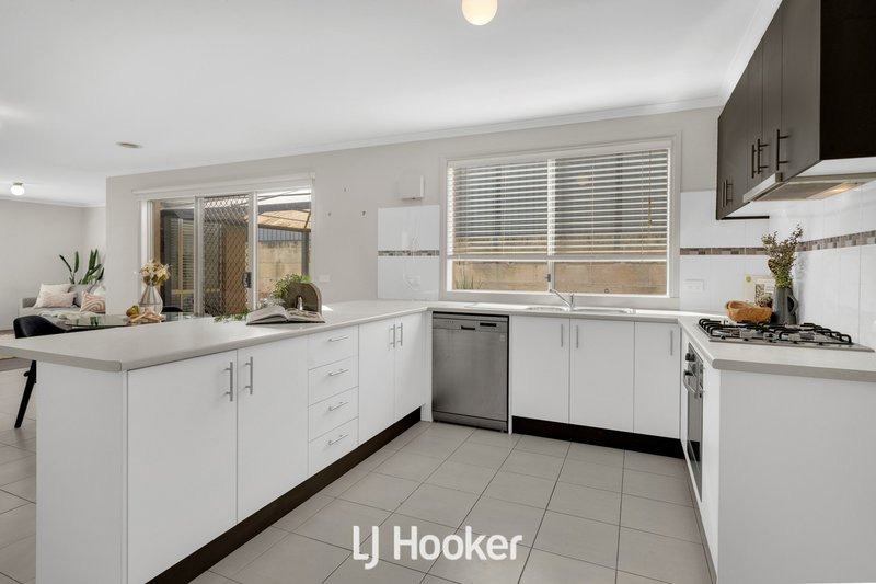 Photo - 7 Huron Parkway, Pakenham VIC 3810 - Image 4