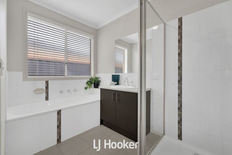 Photo - 7 Huron Parkway, Pakenham VIC 3810 - Image 12