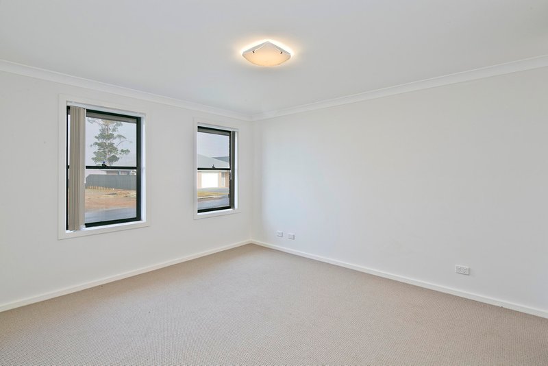 Photo - 7 Huxtable Place, Goulburn NSW 2580 - Image 3