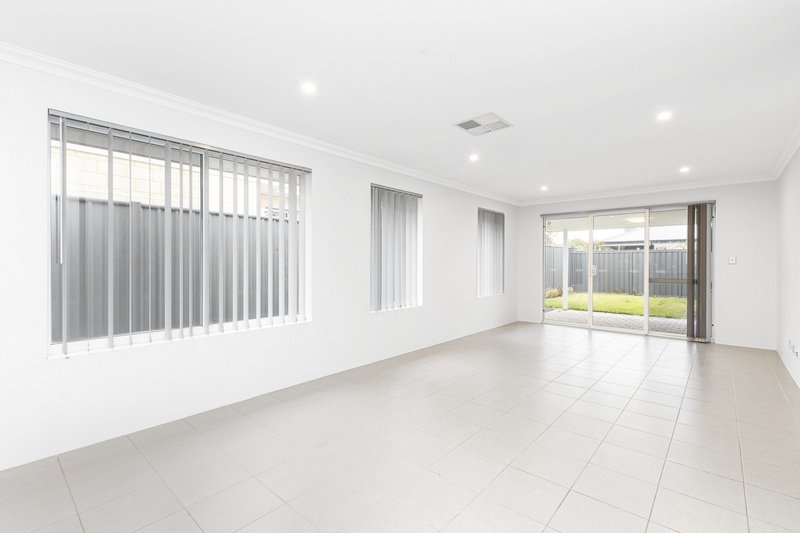 Photo - 7 Hybrid Green, Banksia Grove WA 6031 - Image 20