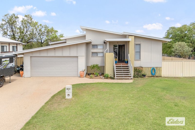 Photo - 7 Ivers Place, Emerald QLD 4720 - Image 1