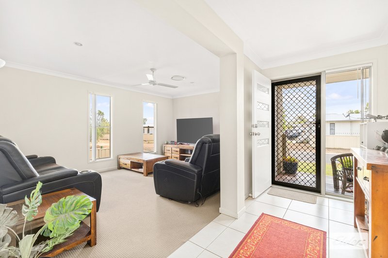 Photo - 7 Ivers Place, Emerald QLD 4720 - Image 7