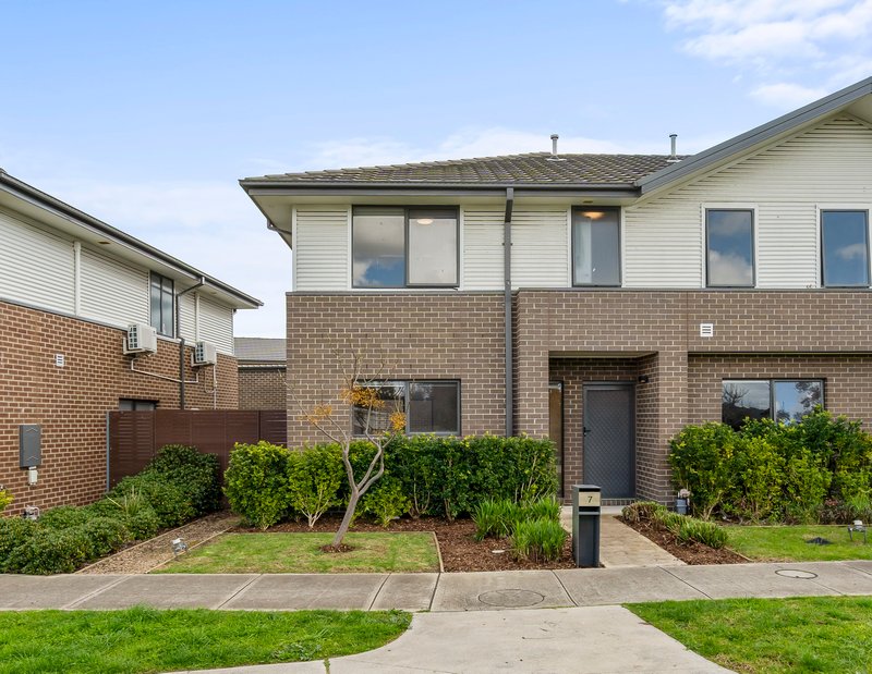 Photo - 7 Jarvis Walk, Westmeadows VIC 3049 - Image 1