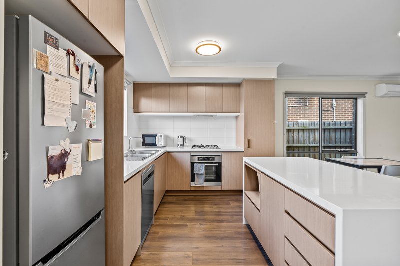 Photo - 7 Jarvis Walk, Westmeadows VIC 3049 - Image 4