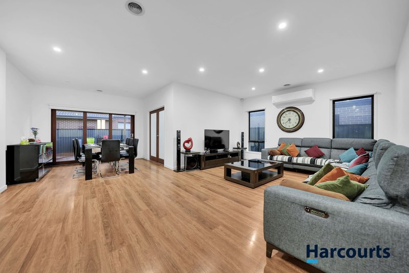 Photo - 7 Kilmarnock Way, Clyde North VIC 3978 - Image 10