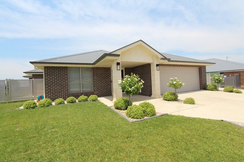 7 Knight Place, Llanarth NSW 2795