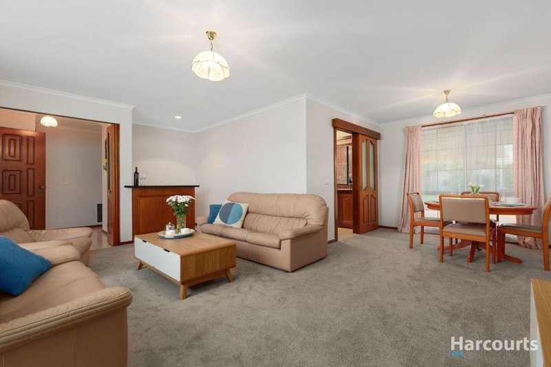 Photo - 7 Laanecoorie Drive, Lysterfield VIC 3156 - Image 2