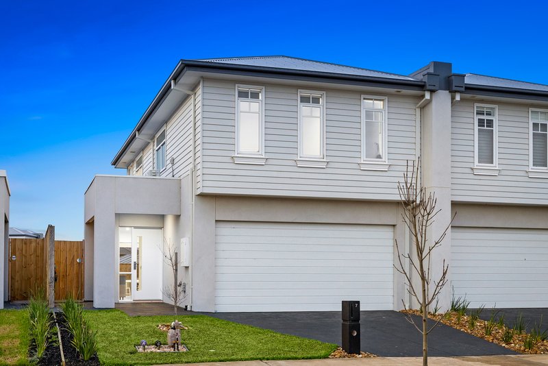 Photo - 7 Lancashire Drive, Werribee VIC 3030 - Image 2