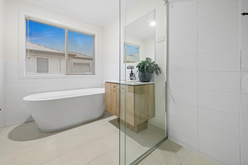 Photo - 7 Lancashire Drive, Werribee VIC 3030 - Image 13