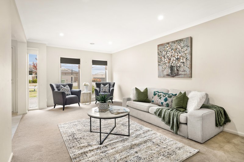 Photo - 7 Lancaster Way, Beaconsfield VIC 3807 - Image 2