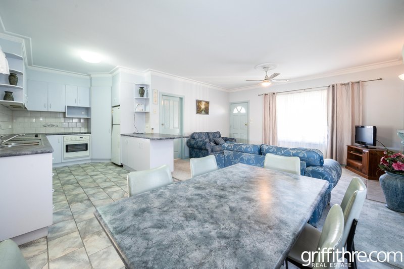 Photo - 7 Lawson Crescent, Griffith NSW 2680 - Image 4