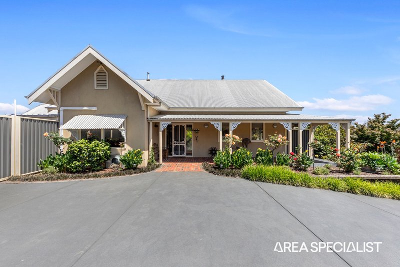 Photo - 7 Lima Place, Pakenham VIC 3810 - Image 2