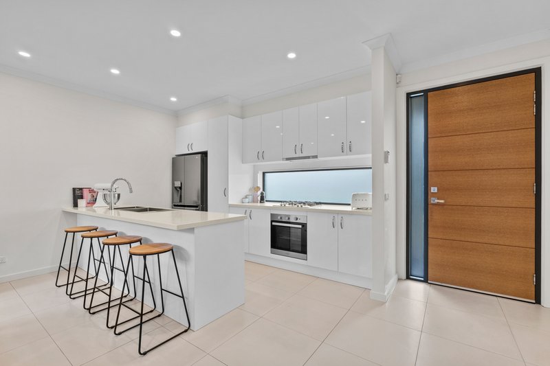 Photo - 7 Linoak Avenue, Lalor VIC 3075 - Image 2