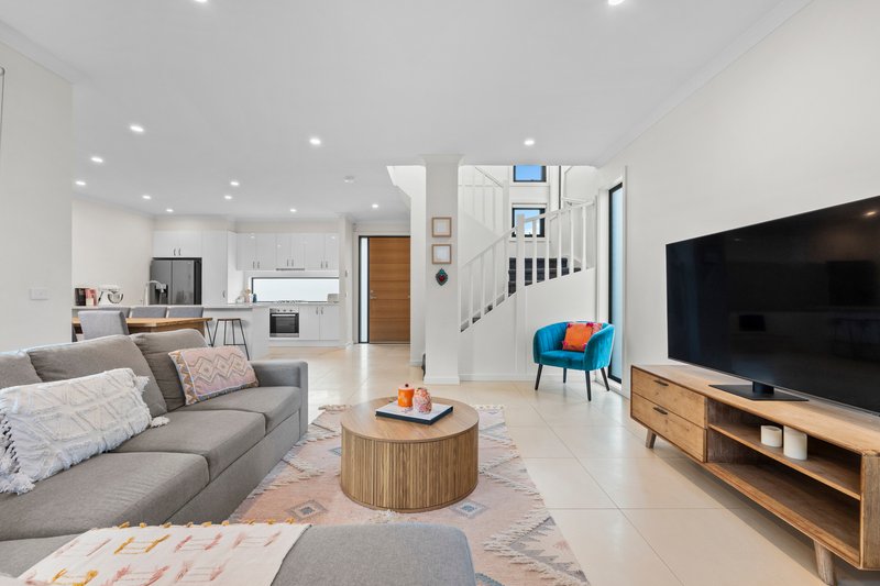 Photo - 7 Linoak Avenue, Lalor VIC 3075 - Image 4