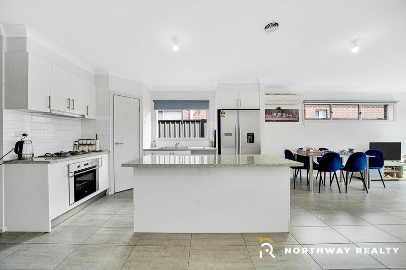 Photo - 7 Lion Chase, Craigieburn VIC 3064 - Image 9