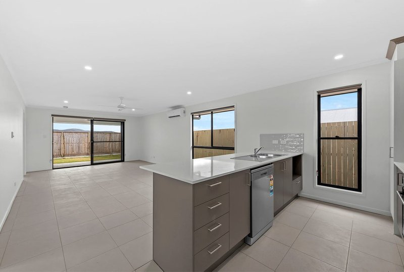 Photo - 7 Liverpool Circuit, Yarrabilba QLD 4207 - Image 2