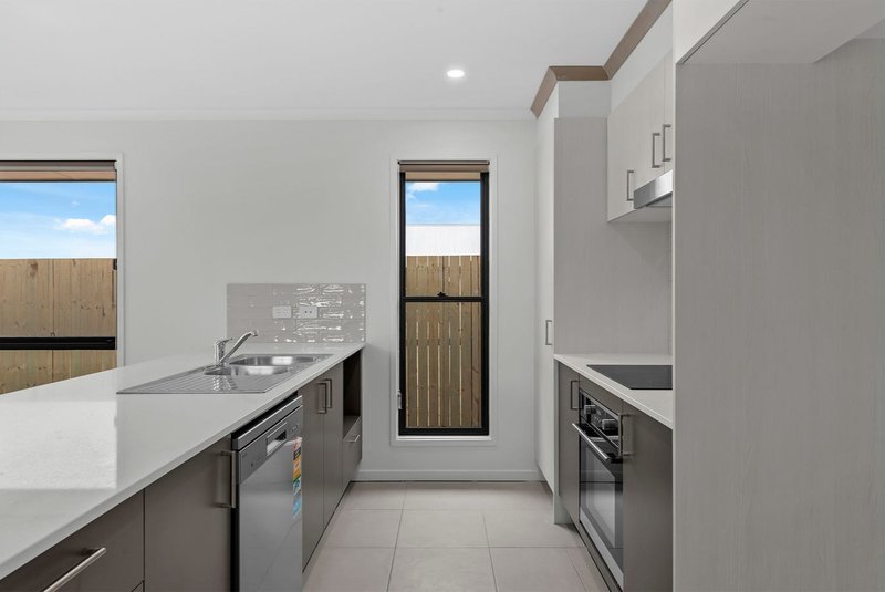 Photo - 7 Liverpool Circuit, Yarrabilba QLD 4207 - Image 3