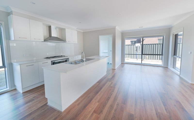 Photo - 7 Luster Circuit, Greenvale VIC 3059 - Image 2