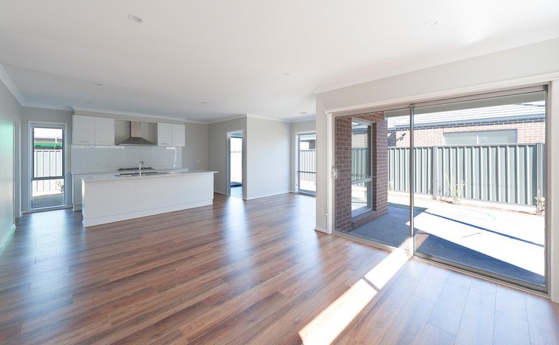 Photo - 7 Luster Circuit, Greenvale VIC 3059 - Image 3