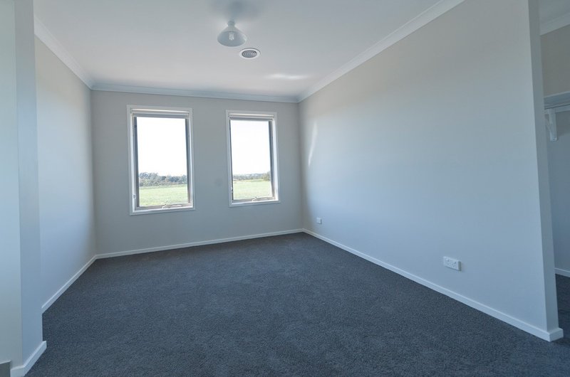 Photo - 7 Luster Circuit, Greenvale VIC 3059 - Image 4