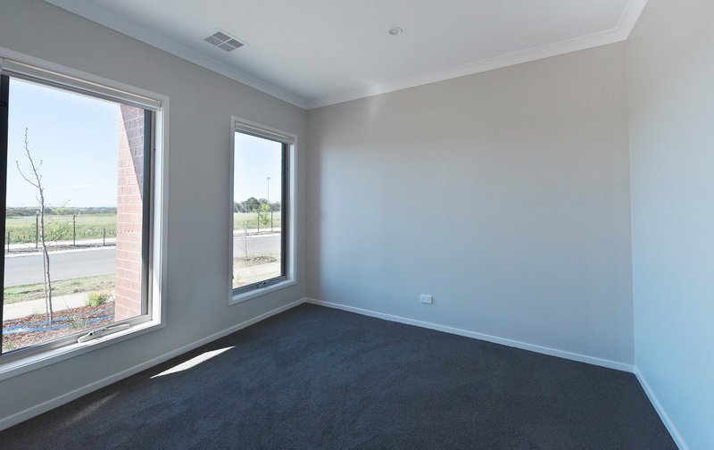 Photo - 7 Luster Circuit, Greenvale VIC 3059 - Image 7